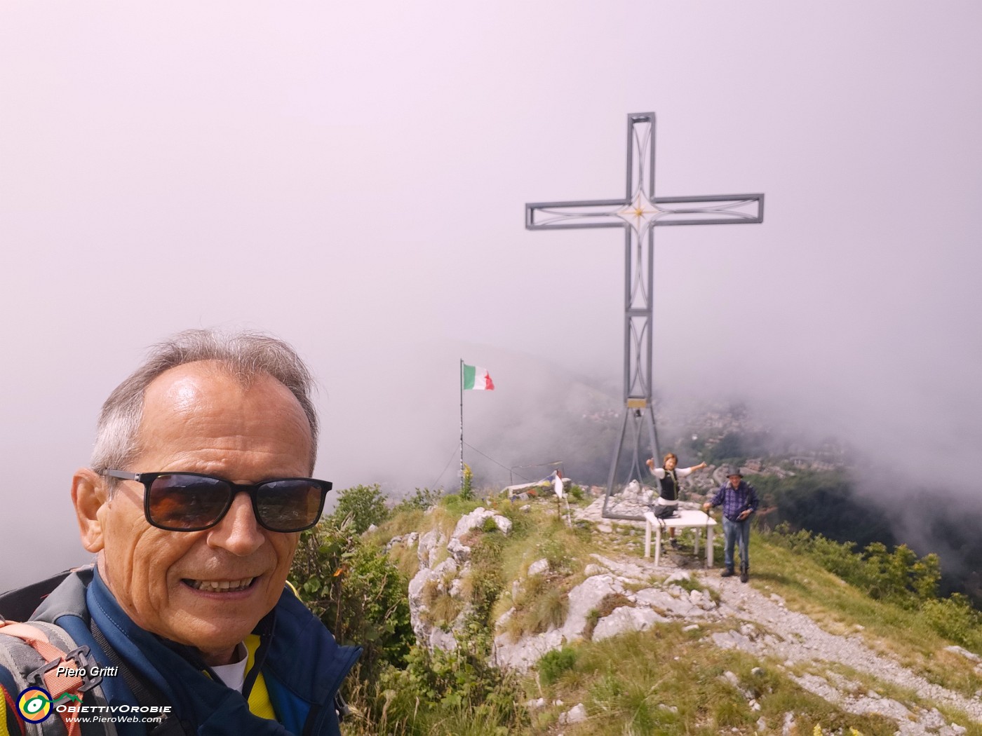 01 Alla croce di vetta della Cornagera (1311 m).jpg